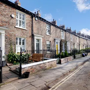 bar-wall-cottage-city-wall-views-sleeps-5.yorkshirehotels.net/